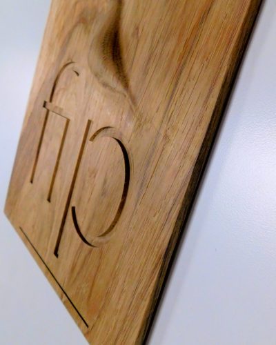 houten tegel met bedrijfsnaam en 3D gefreesd logo